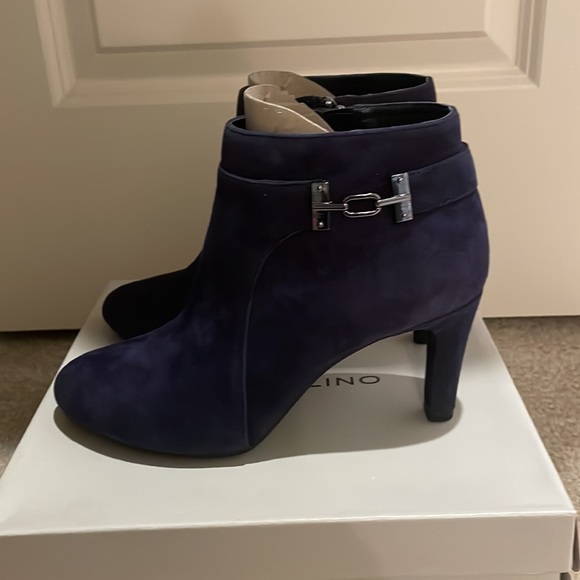 BANDILINO: Navy suede heel booties - Picture 4 of 7